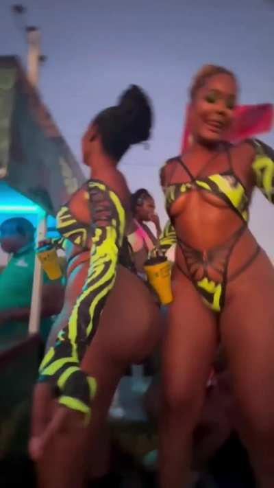 Dupla de Gatas Pretas em rebolado no carnaval. Carnival from black girls beauty and amazing ass.
