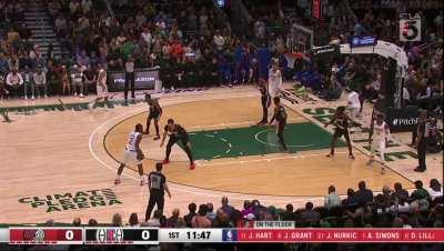 [Highlight] Kawhi Leonard hits the three off his first shot of the game and his first bucket since June of 2021.