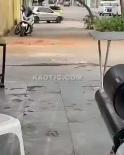 Gangster in Rio de Janeirofiilms himself in a standoff with police