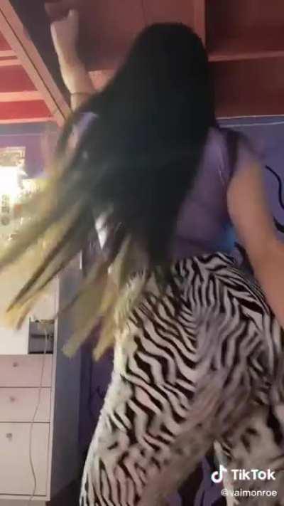 Uhhh esas Nalgas 🤤🤤🤤 no se si chuparle el culo o las tetas una difícil decisión