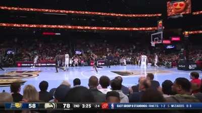 [Highlight] Trae Young throws a no look dime to Jalen Johnson for the easy finish