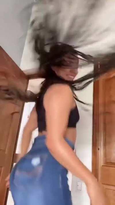 Emily (@ilovesmilinggg)