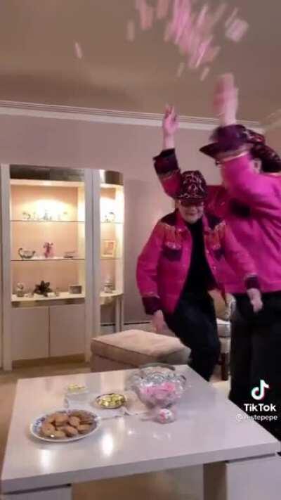 If there’s an Oscar for best short video editing, this granny should win it.