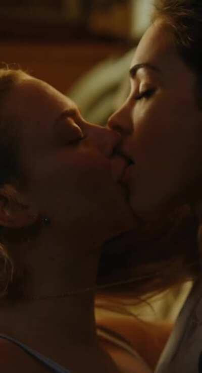 Amanda Seyfried & Megan Fox making out