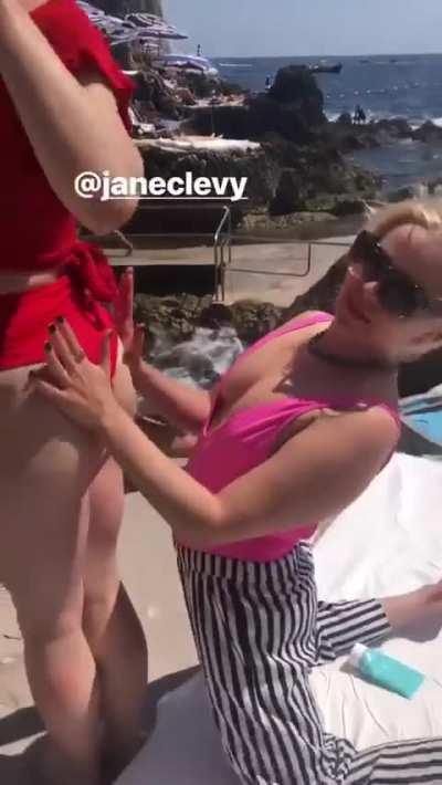 Jane Levy rubbed by Mae Whitman