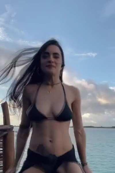 Bikini jiggle