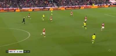 [STFootball10] A byproduct of Raya's box dominance against crosses and corners is his ability to initiate counter attacks. Enjoy 2 minutes of David Raya's proactivines.