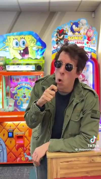 Someone did an impression of Anthony Bourdain giving a Chuck E. Cheese review and it's extraordinarily uncanny