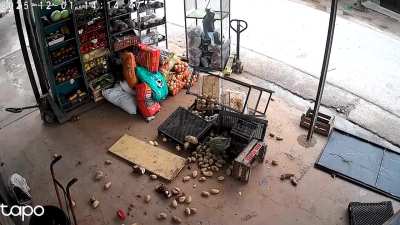 Hecho de violencia en una verdulería de La Plata, una mujer era perseguida por otra joven y, al refugiarse en el local, la agresora arremetió contra los productos hortofrutícolas, causando destrozos