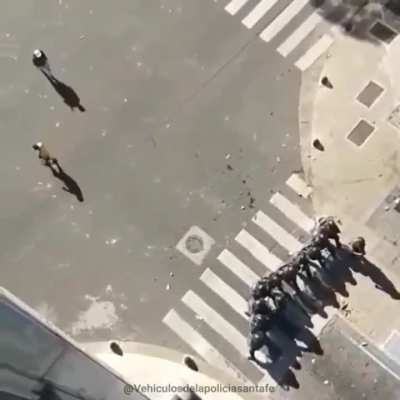 Joven armado con un machete desafiaba a la autoridad y terminó siendo sorprendió por la retaguardia, fue apresado