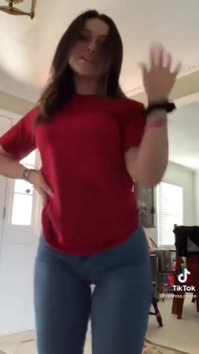 TikTok girl with juicy 🍑 in jeans