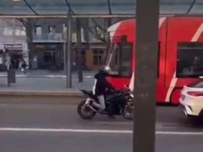 Hey bike, act unsuspicious 👀