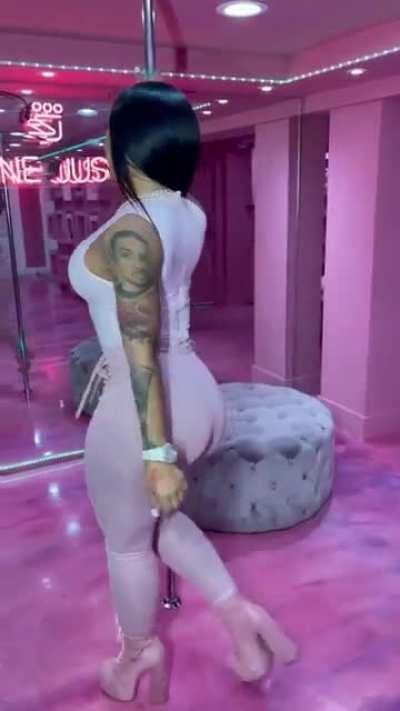 HANDS DOWN HER BEST VIDEO