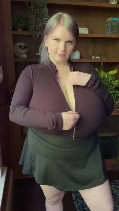 Happy titty Tuesday! 😇