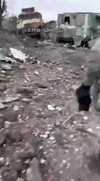 RU POV: Russian soldiers in Marinka spotted two destroyed Ukrainian vehicles