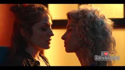 Meritxell Calvo & Ann Perello (Smiley - s01e06) *NO MUSIC*