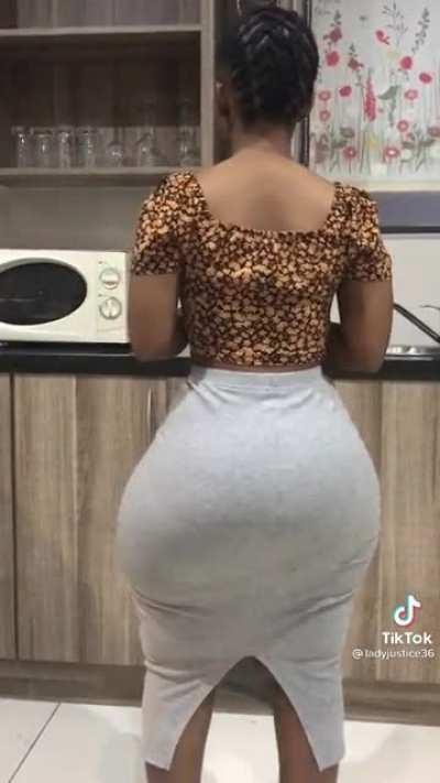 Ass jiggle of massive proportions