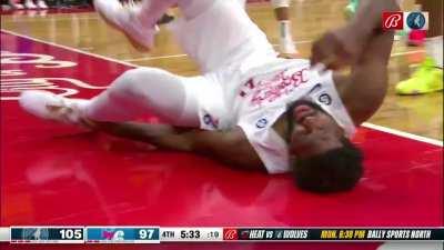 [Highlight] Joel Embiid trips over Georges Niang and goes down grabbing his ankle in pain