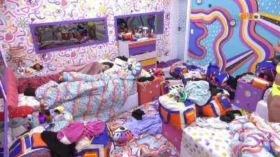 larissa tomasia pagando peito