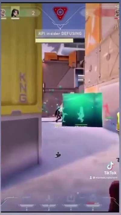 super smart. sova crouches and pretends to defuse while sage is ACTUALLY defusing.