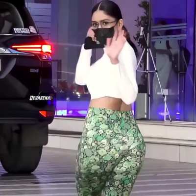 Mrunal thakur sexy back