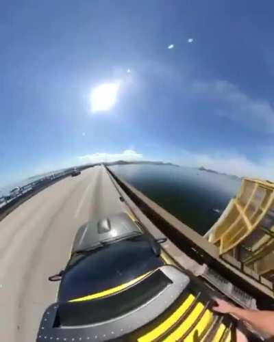 Dois homens se jogaram de um carro em movimento na Ponte Rio-Niterói e caíram de paraquedas na Baía de Guanabara (2º vídeo nos comentários). A Polícia Rodoviária Federal diz que já identificou os dois