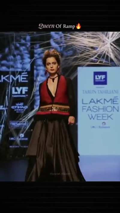She's truly the queen of ramp walks!! No one in Bollywood can beat her in ramp walk!! And her OG Fashion movie ramp walk is 🔥