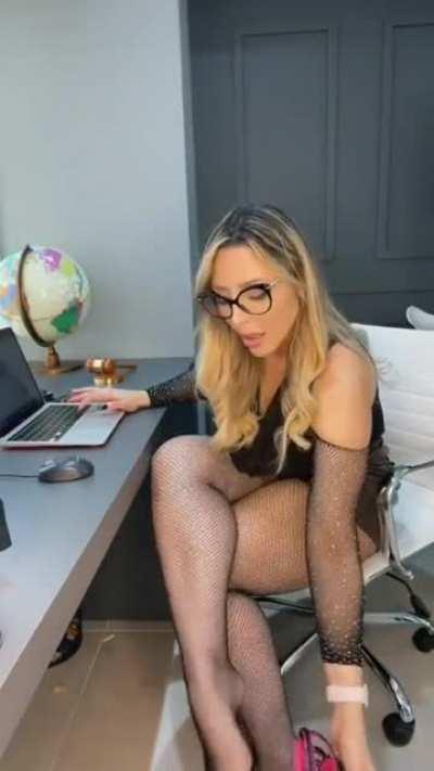 anyone knows who she is or her id?!