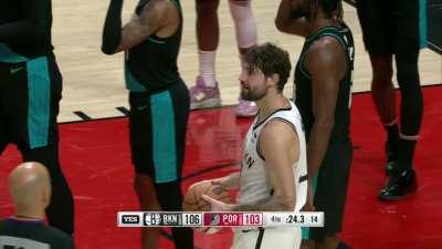 [Highlight] Simmons gets hit with a Nurkic elbow and is called for his 6th foul