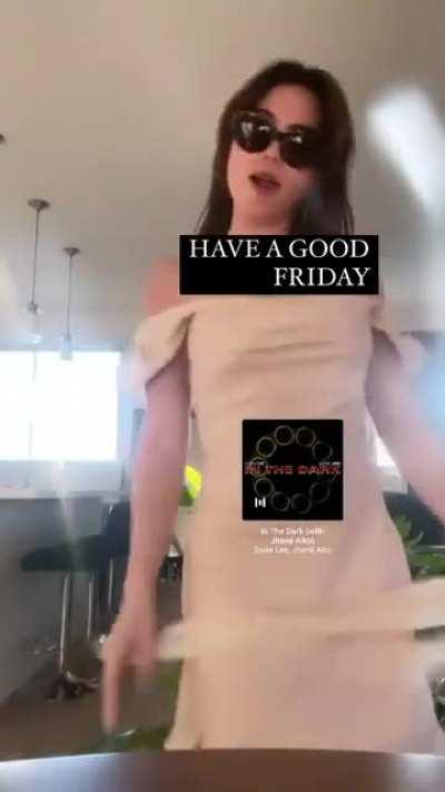 I wish she would cut down on the icons/images. Wanna see more of HER.