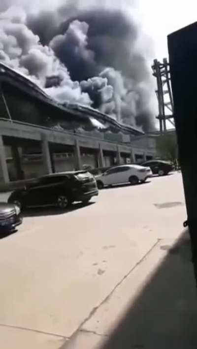 据说是辽宁朝阳凌源钢铁厂自焚