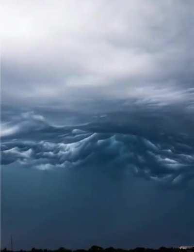 Fascinating time lapse of storm clouds that resemble a powerful wave. 