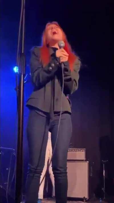 Hayley returned to the stage last night with Becca Mancari to sing “I’m Sorry”