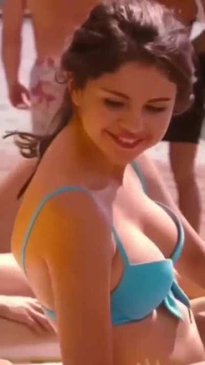 Selena Loves To Tease