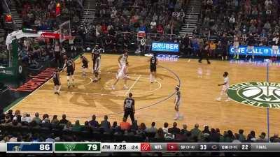 [Highlight] Eric Paschall throws down the putback dunk over Giannis!