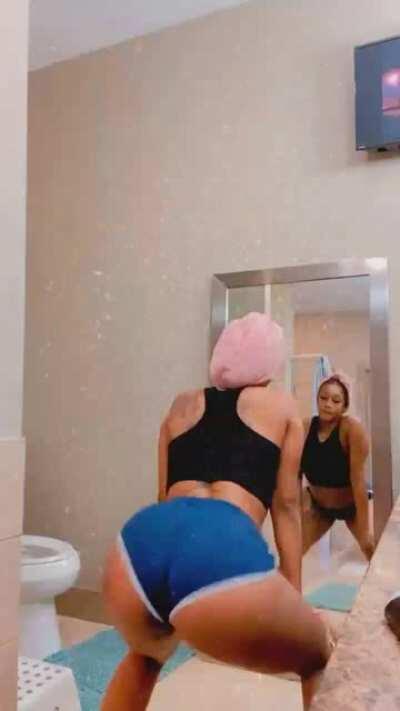 Live from early. just a lil twerking, that’s it