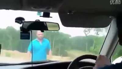 Guy tailgaites a man who is driving with his wife and child, cuts his way and leaving no option but to defend his family. A quick 'dad strength' lesson is learned here.