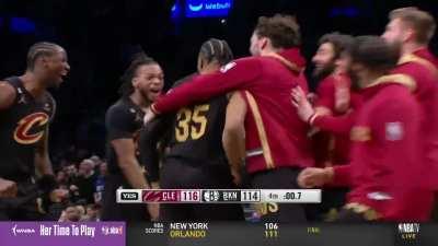 [Highlight] Isaac Okoro puts the Cavaliers up 2 with 0.7 left!