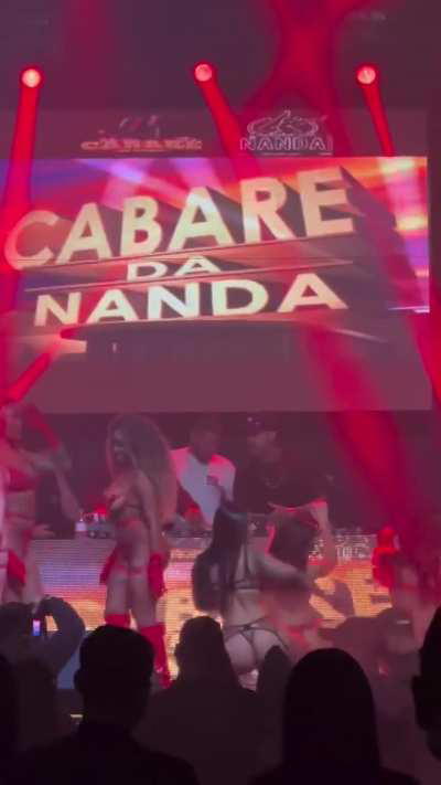 Bellas bundas fazem parte de um grande fan Club. 