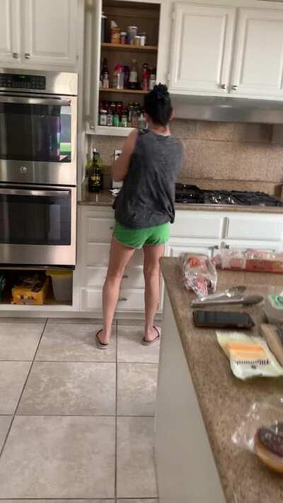 Good morning Reddit! This Vixen loves to cook breakfast while singing Paul Revere #beastieboys. She is so 80s! Who wouldn’t want to play with that Hotwife all day? 🔥🔥😈😈(Sound On)