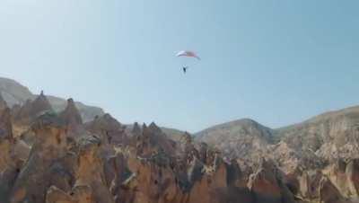 🔥 French athlete Valentin Delluc paragliding over breathtaking Capadocia, Turkiye