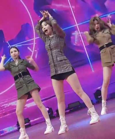 200809 - Dahyun with the moves