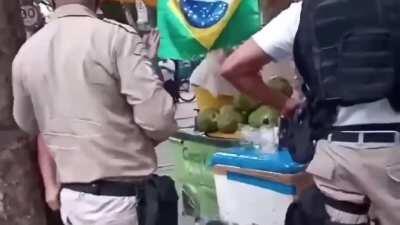 As pessoas já não estão se sentindo tão intimidadas pelos agentes do estado, pois estão acuadas.