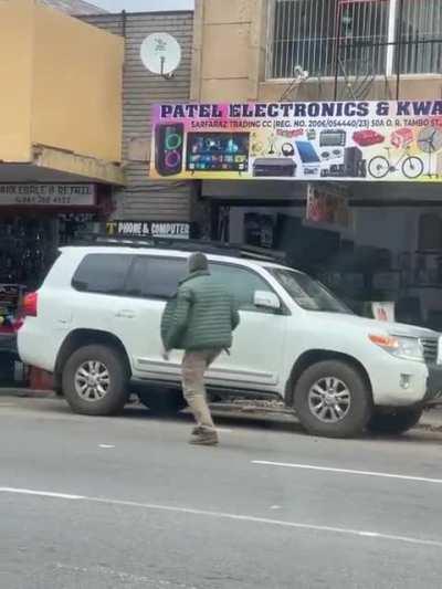One man with a knife defence himself against 4 attackers