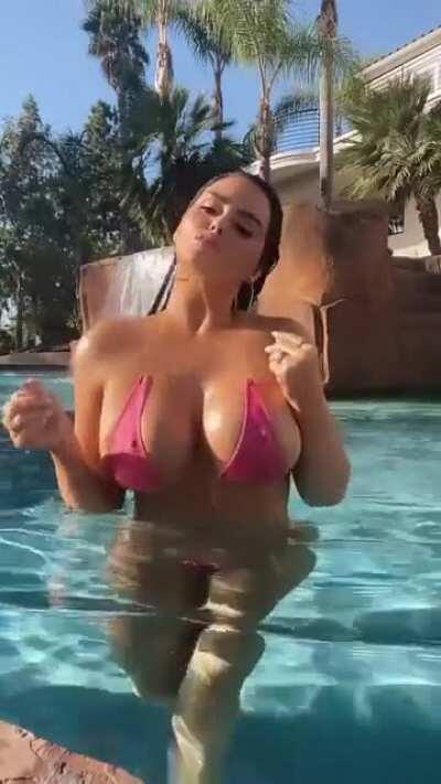 Abigail Ratchford (@abigailratchford)