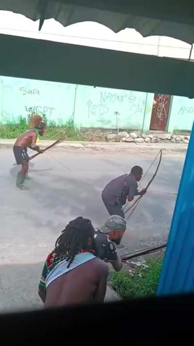 Man dodges arrows in shootout between tribes, Papua New Guinea 2025
