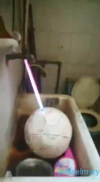 como mrda el balón tiene fuego adentro de el?