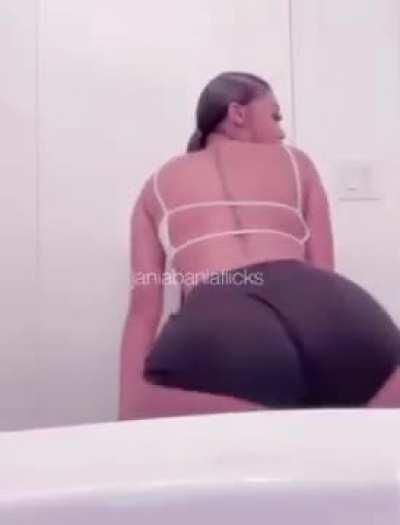 Jania meshell twerking on her Ig storie🥴🍑