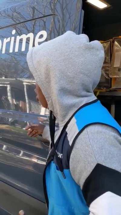 Amazon driver blocks road causes back up and thinks everyone else is the problem