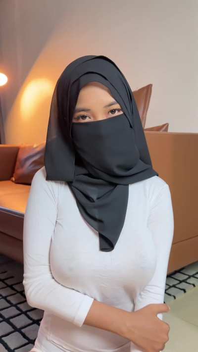 White’s innocent, but this dress? She didn’t hide anything 😇